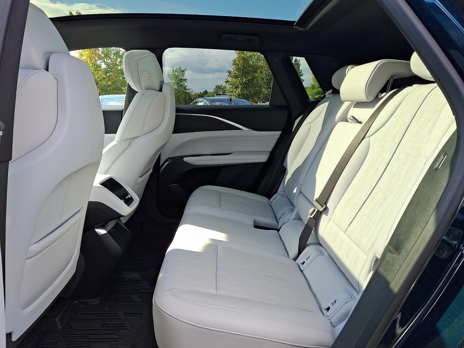 2024 Cadillac LYRIQ Luxury 1