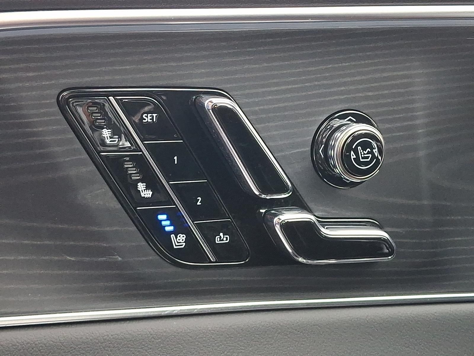 2025 Cadillac LYRIQ Luxury 3